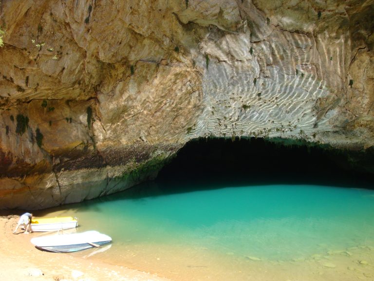 Ürünlü Köyü Altın Beşik Mağarası